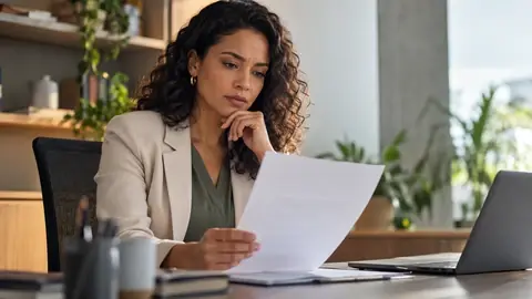 Empresário lê a carta de reajuste do plano de saúde da empresa